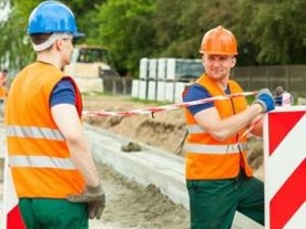 Corso di <b>aggiornamento</b> per lavoratori e preposti alla pianificazione, controllo e apposizione segnaletica stradale in presenza di traffico veicolare.